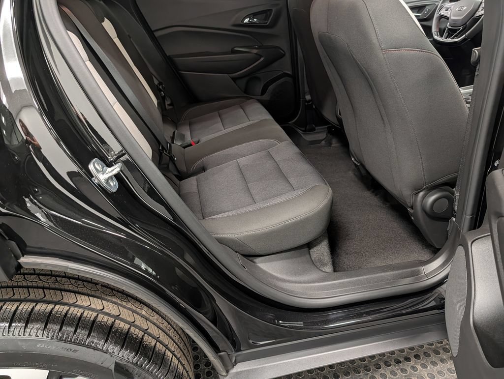 Used 2025 Chevrolet Trax RS w/ Driver Confidence Package FWD image 30