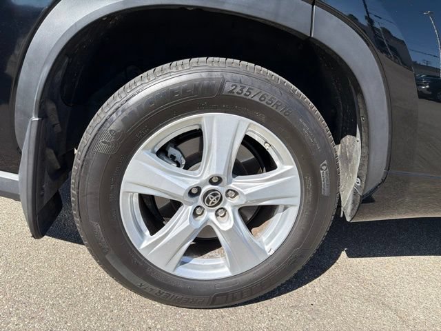 Used 2024 Toyota Highlander LE FWD image 24
