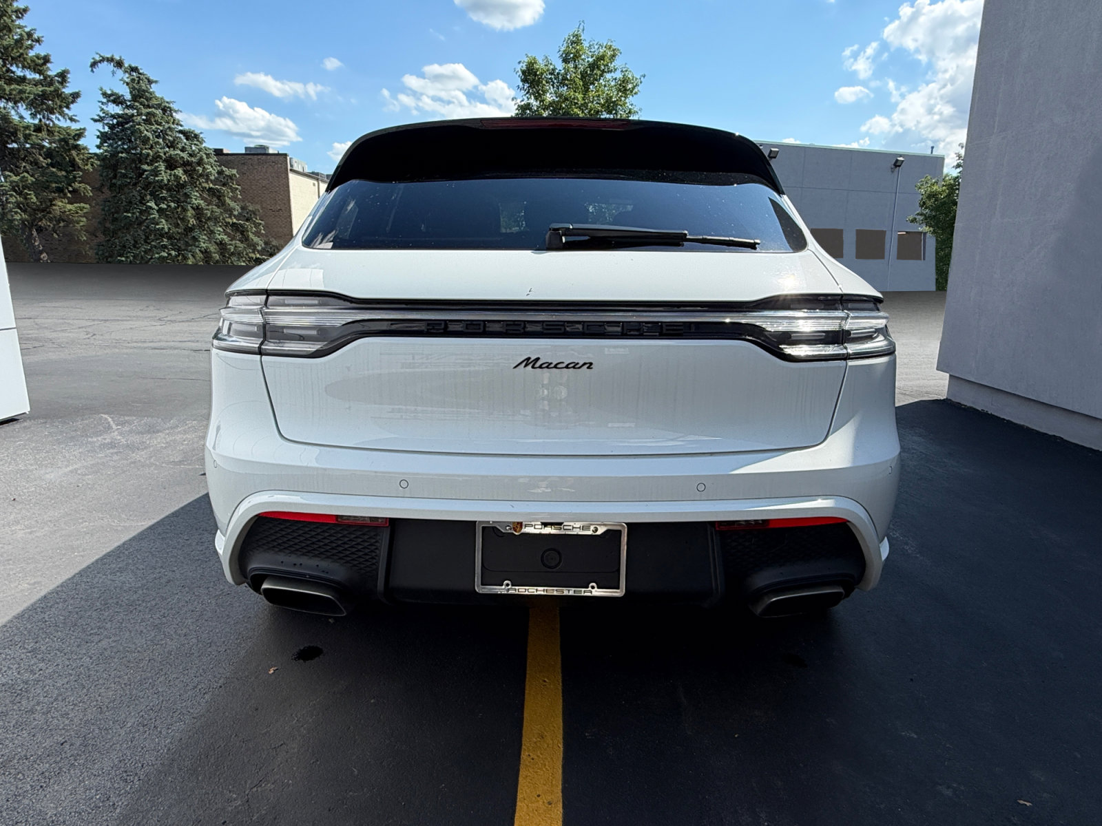 Used 2025 Porsche Macan AWD/4WD image 14