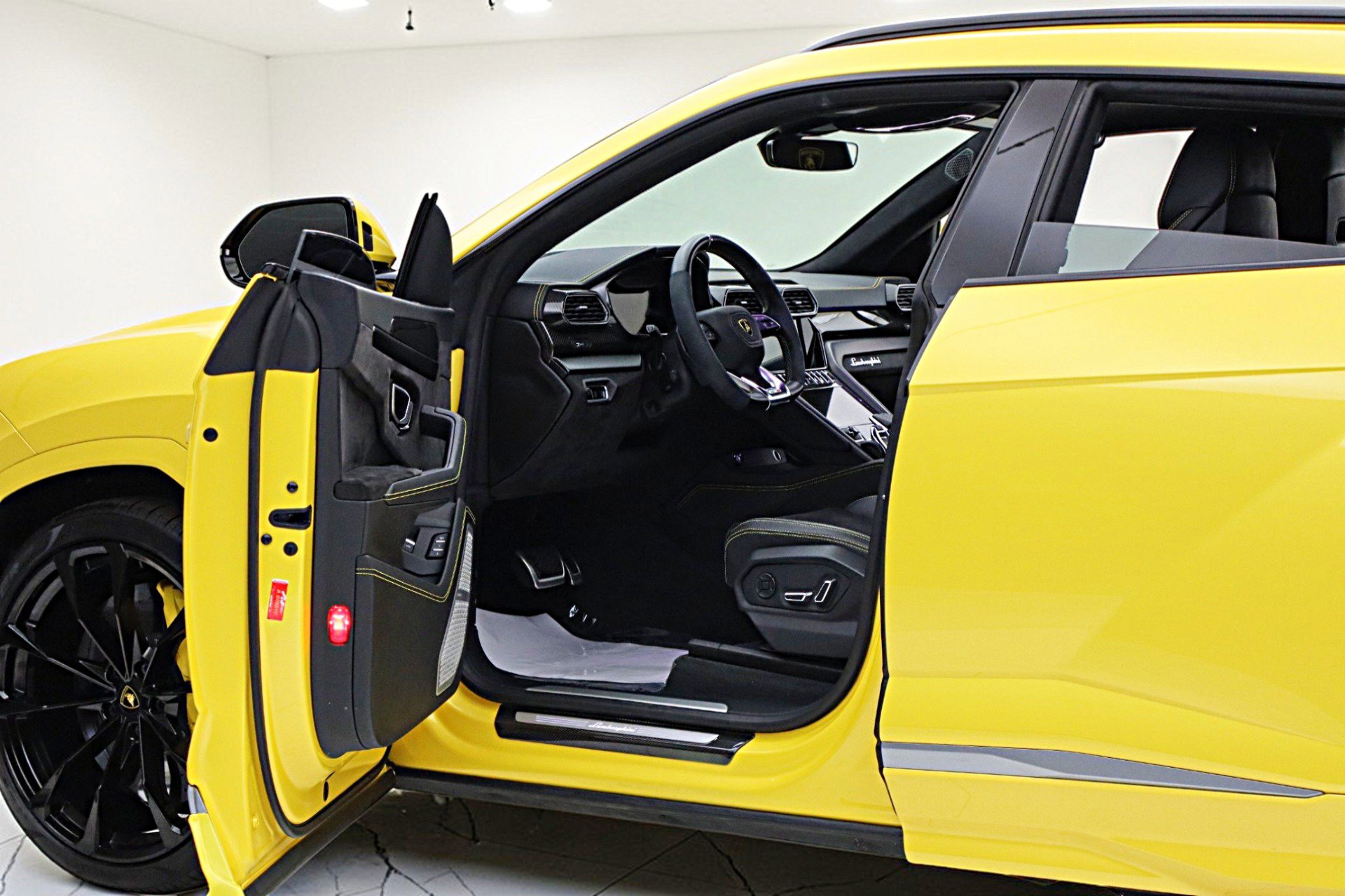 Used 2022 Lamborghini Urus image 7
