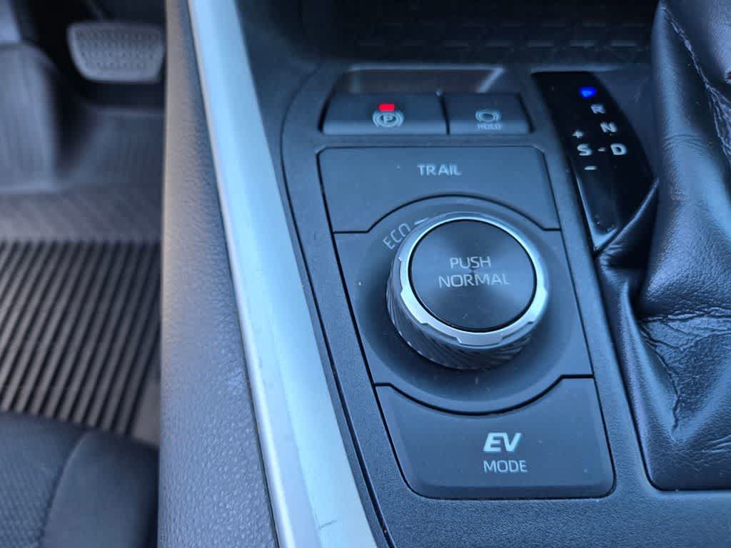 Used 2020 Toyota RAV4 XLE w/ XLE Grade Weather Package AWD/4WD image 16