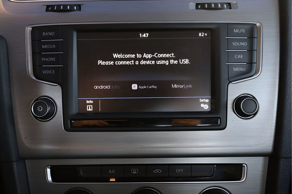 Used 2017 Volkswagen Golf S image 22