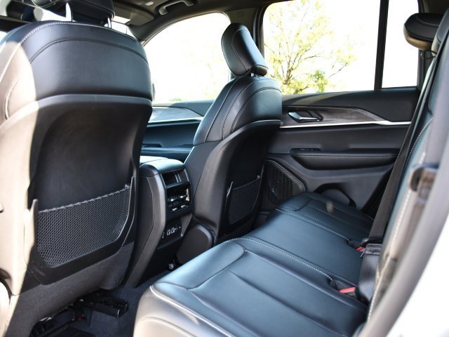 Used 2025 Jeep Grand Cherokee Limited w/ Black Appearance Package image 17