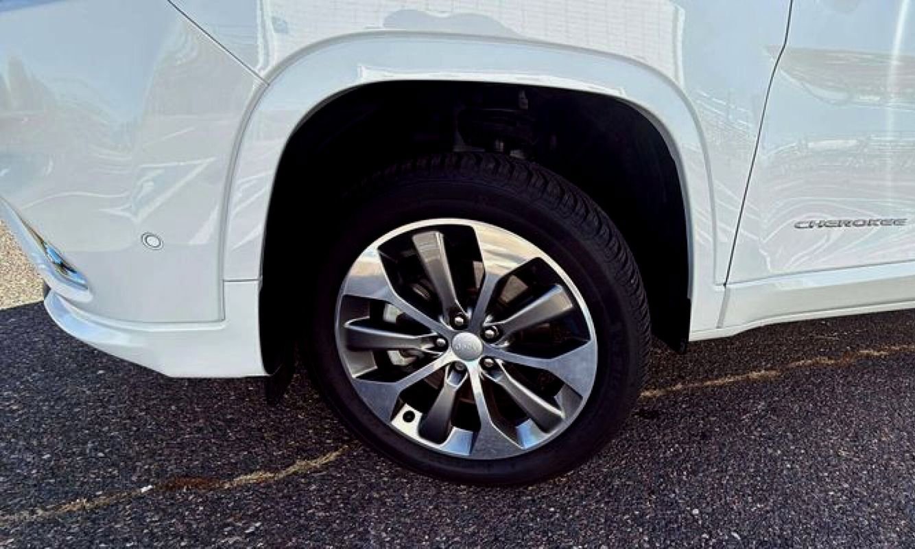 Used 2019 Jeep Cherokee Overland w/ Technology Group image 21