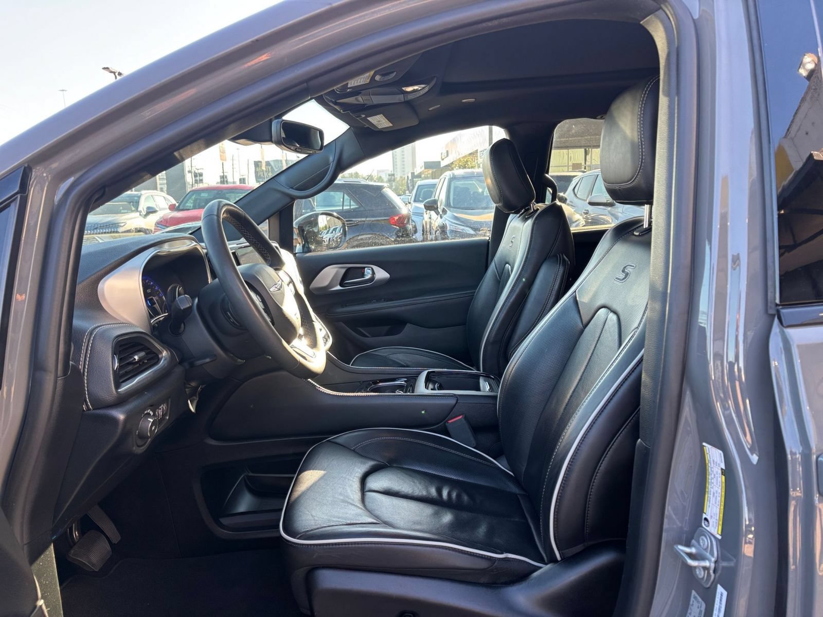 Used 2025 Chrysler Pacifica Limited FWD image 29