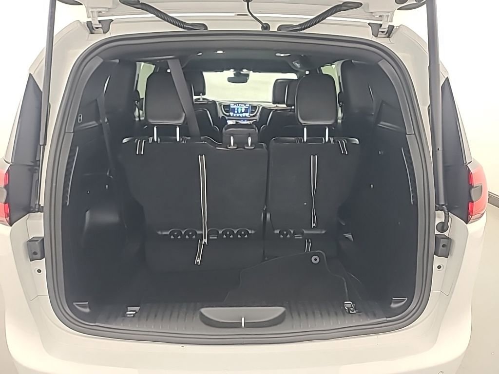 Used 2025 Chrysler Pacifica Select image 18