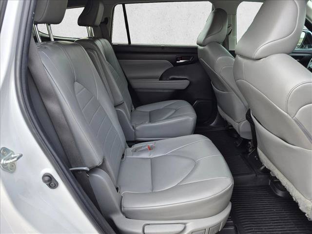 Used 2023 Toyota Highlander XLE FWD image 19