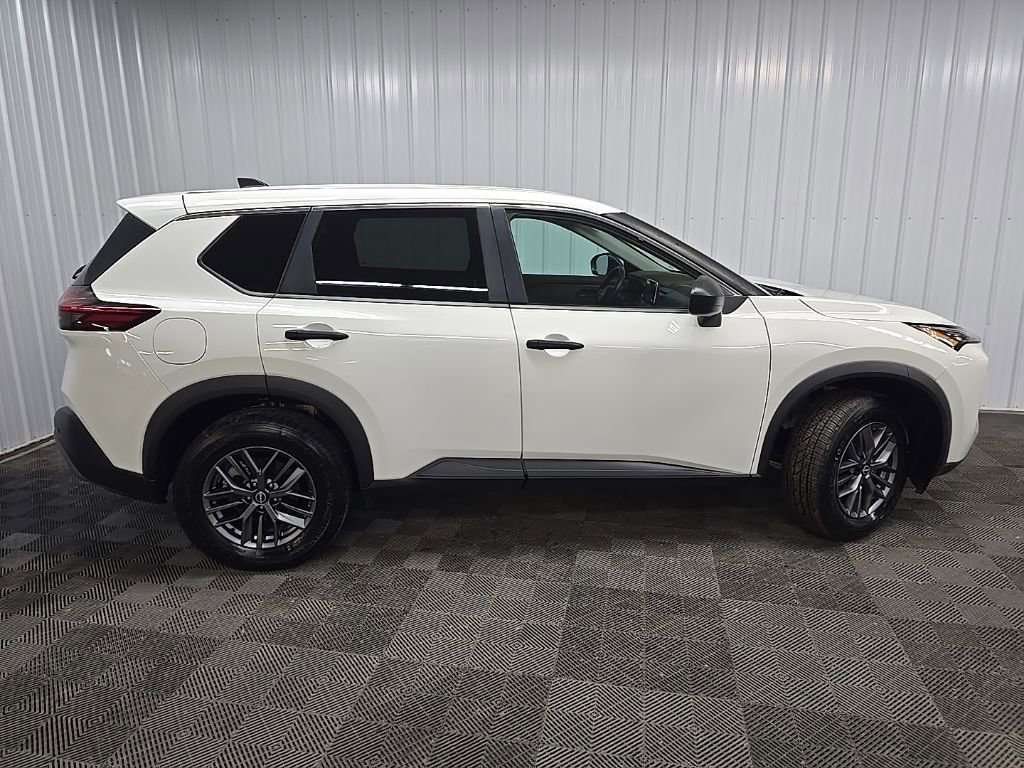Used 2022 Nissan Rogue S image 2