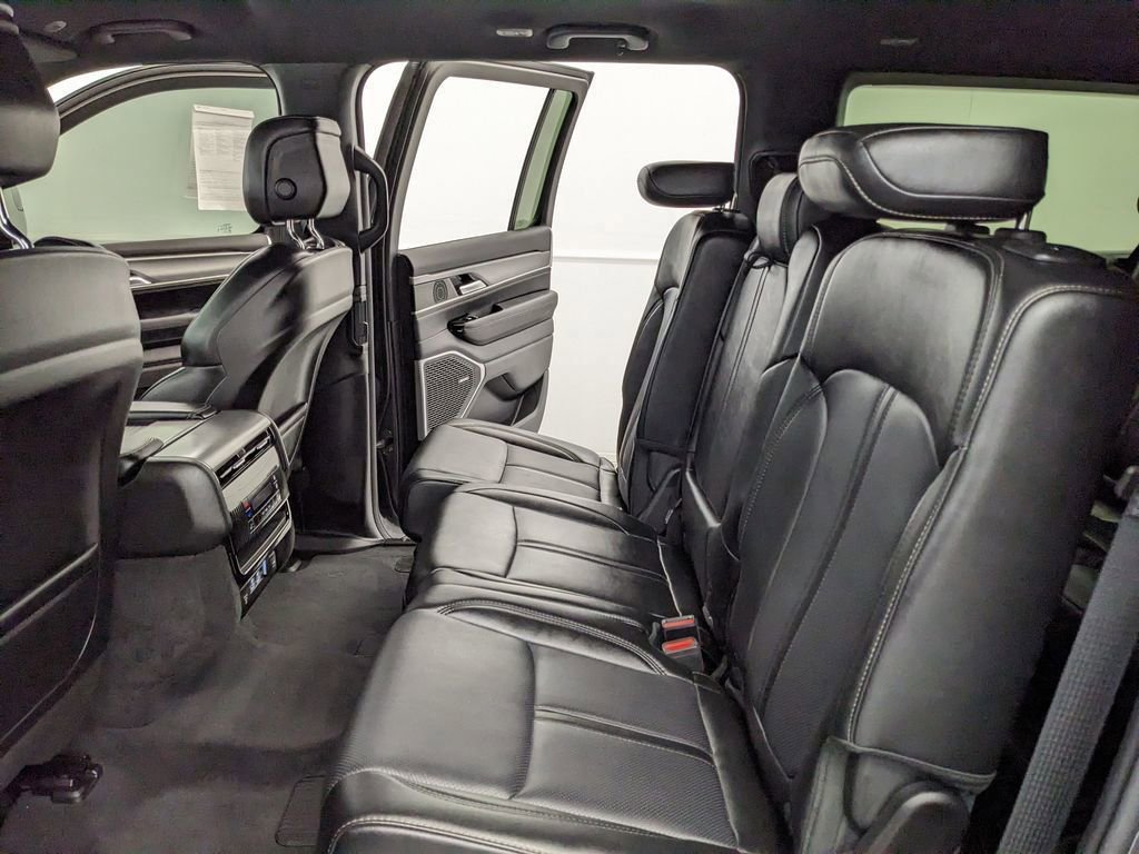 Used 2025 Jeep Wagoneer L Series II w/ 8-pass Seating Package AWD/4WD image 20