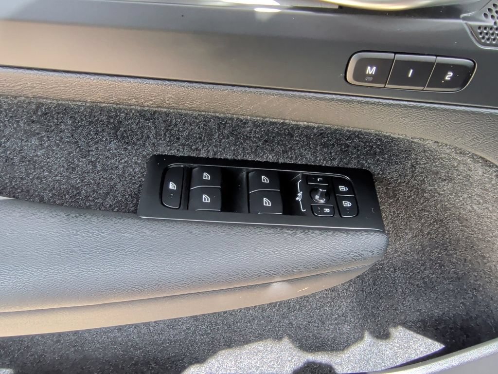 Used 2025 Volvo XC40 B5 Plus AWD/4WD image 12