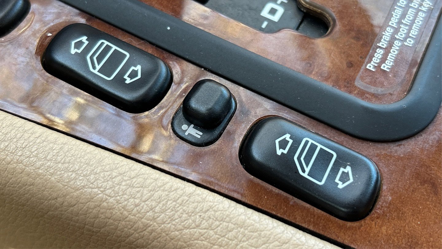 Used 2000 Mercedes-Benz E 320 Sedan image 24