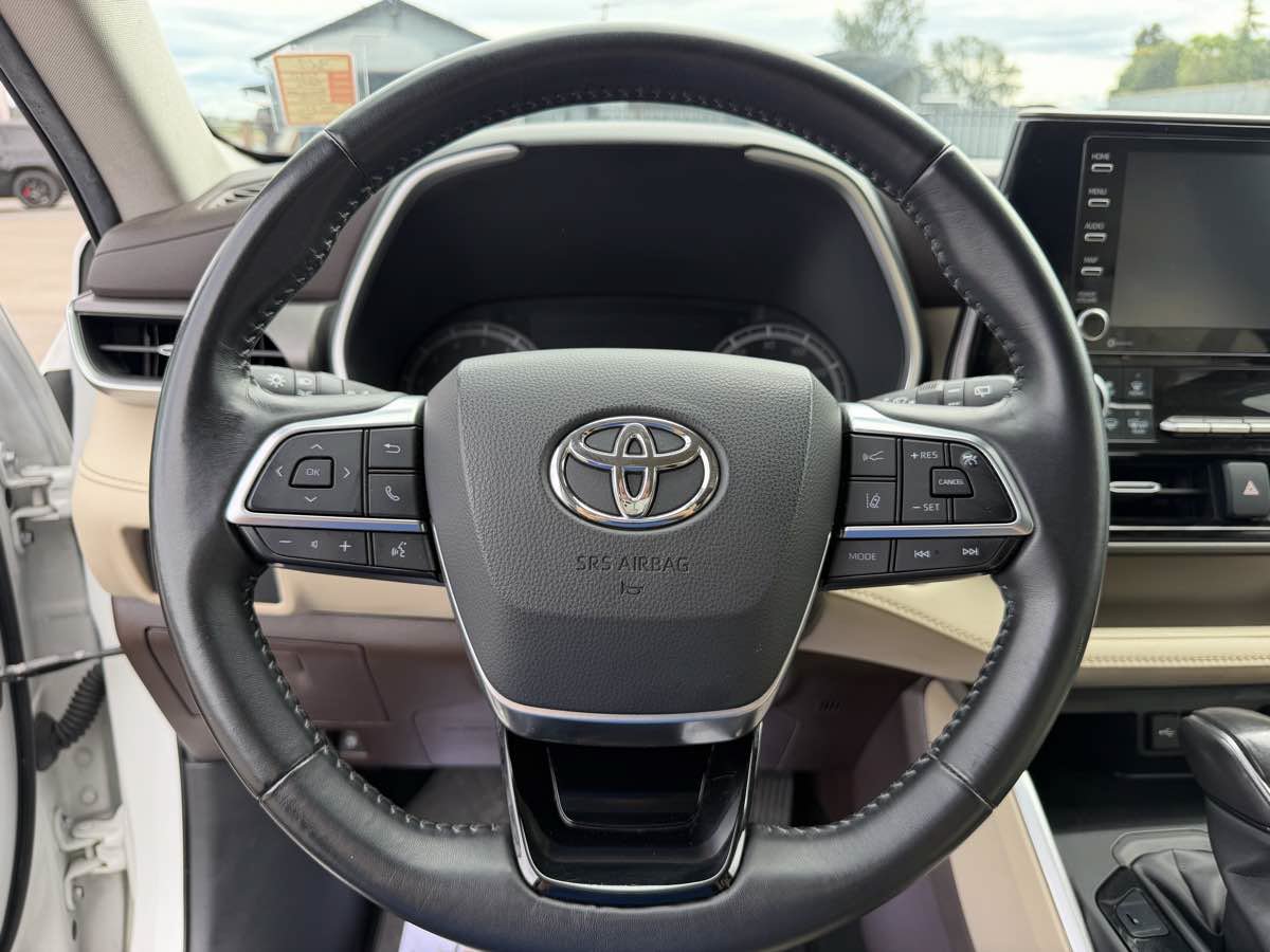 Used 2020 Toyota Highlander XLE AWD/4WD image 15
