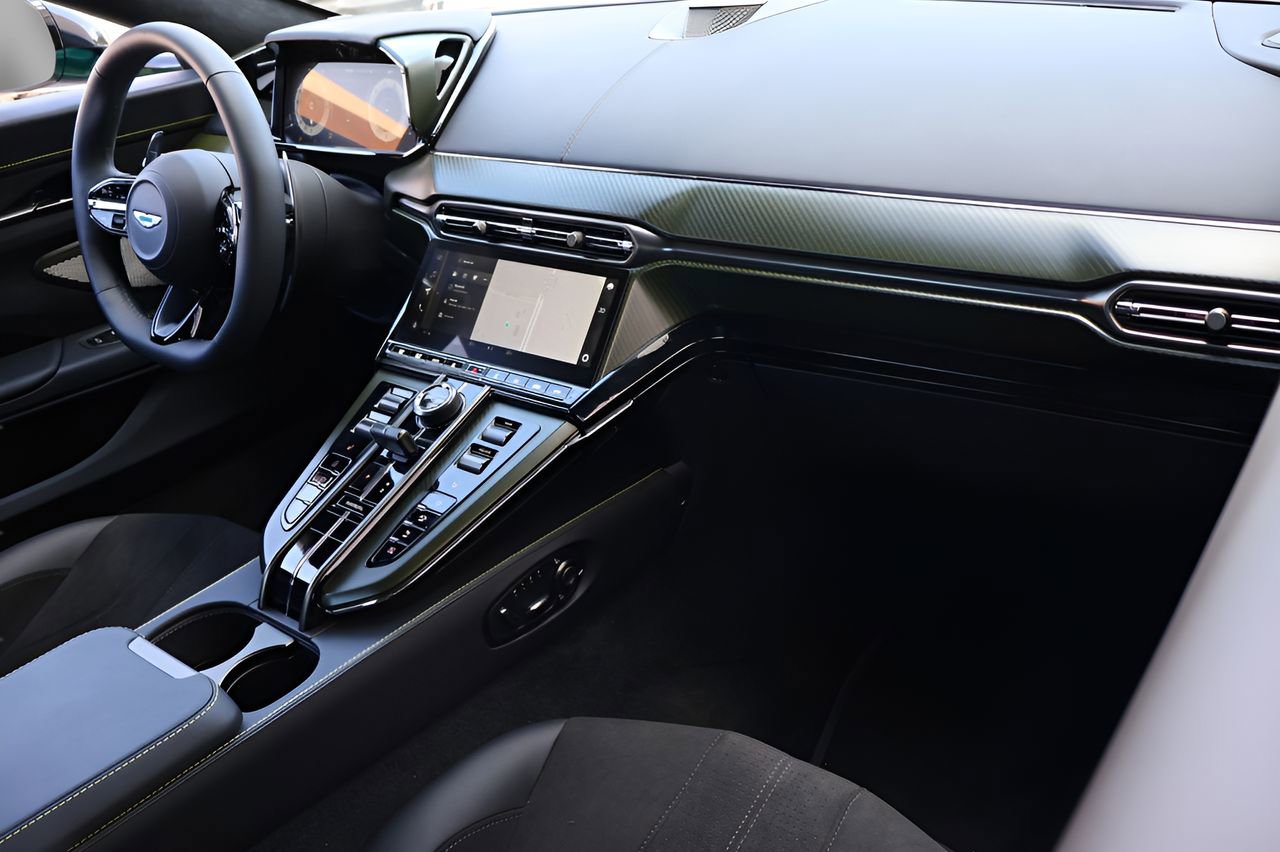 Used 2026 Aston Martin V8 Vantage Coupe image 17