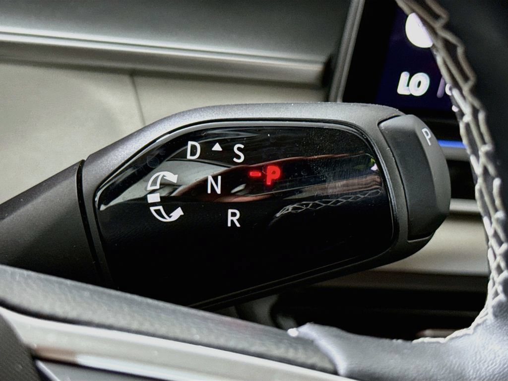 Used 2025 Volkswagen Tiguan SE AWD/4WD image 10