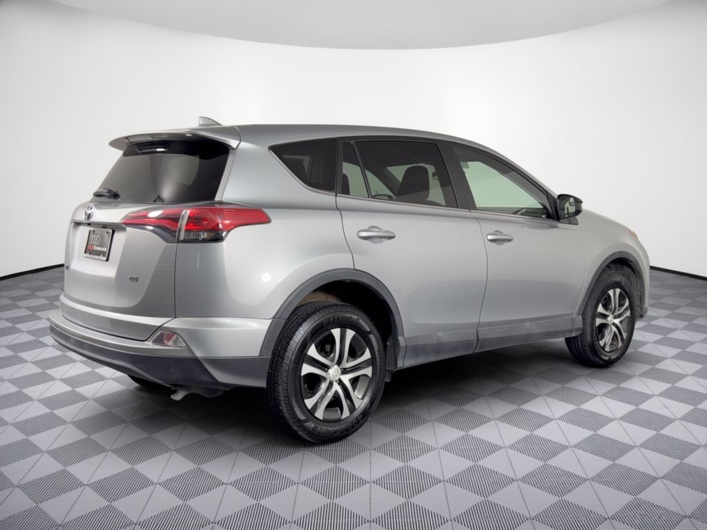 Used 2018 Toyota RAV4 LE FWD image 9