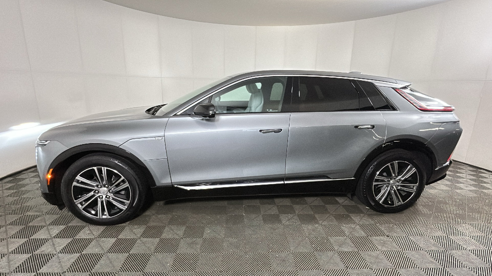 Used 2024 Cadillac Lyriq Luxury AWD/4WD image 7
