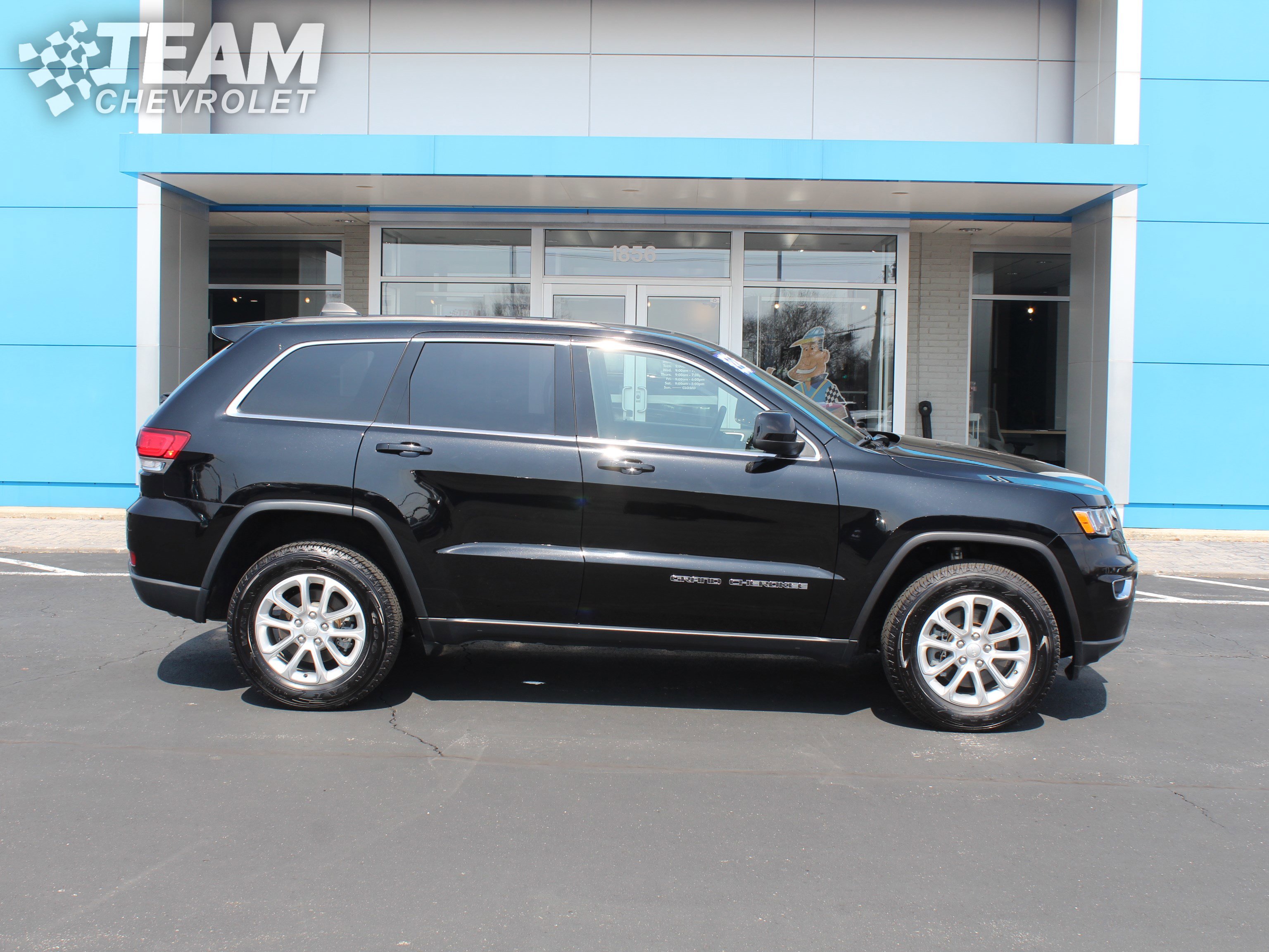 Used 2022 Jeep Grand Cherokee Laredo X AWD/4WD image 3
