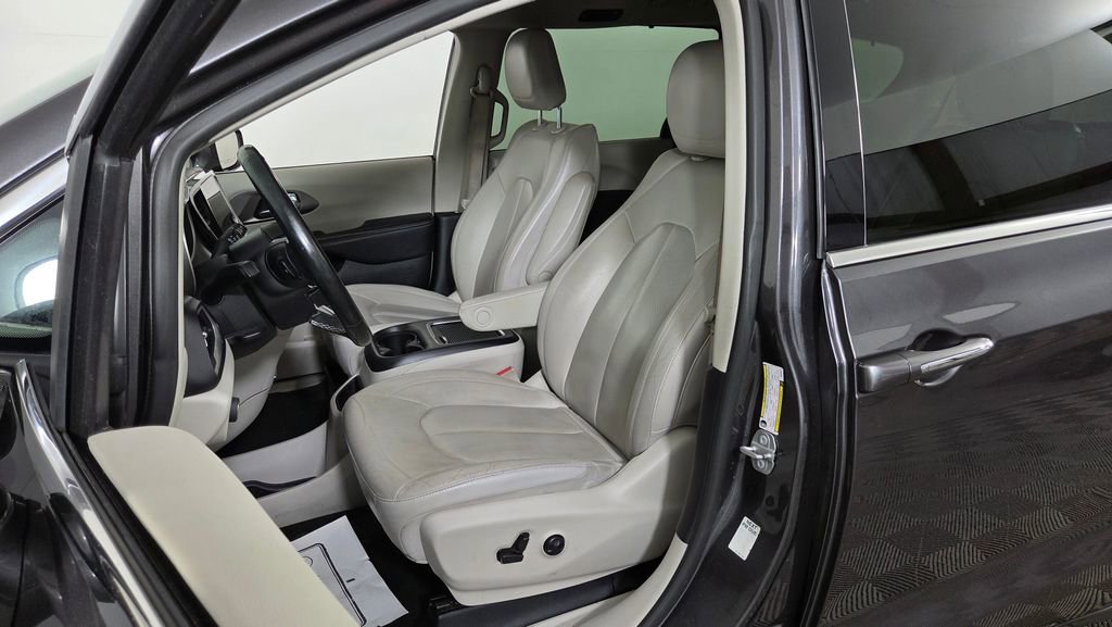 Used 2021 Chrysler Pacifica Touring-L FWD image 16