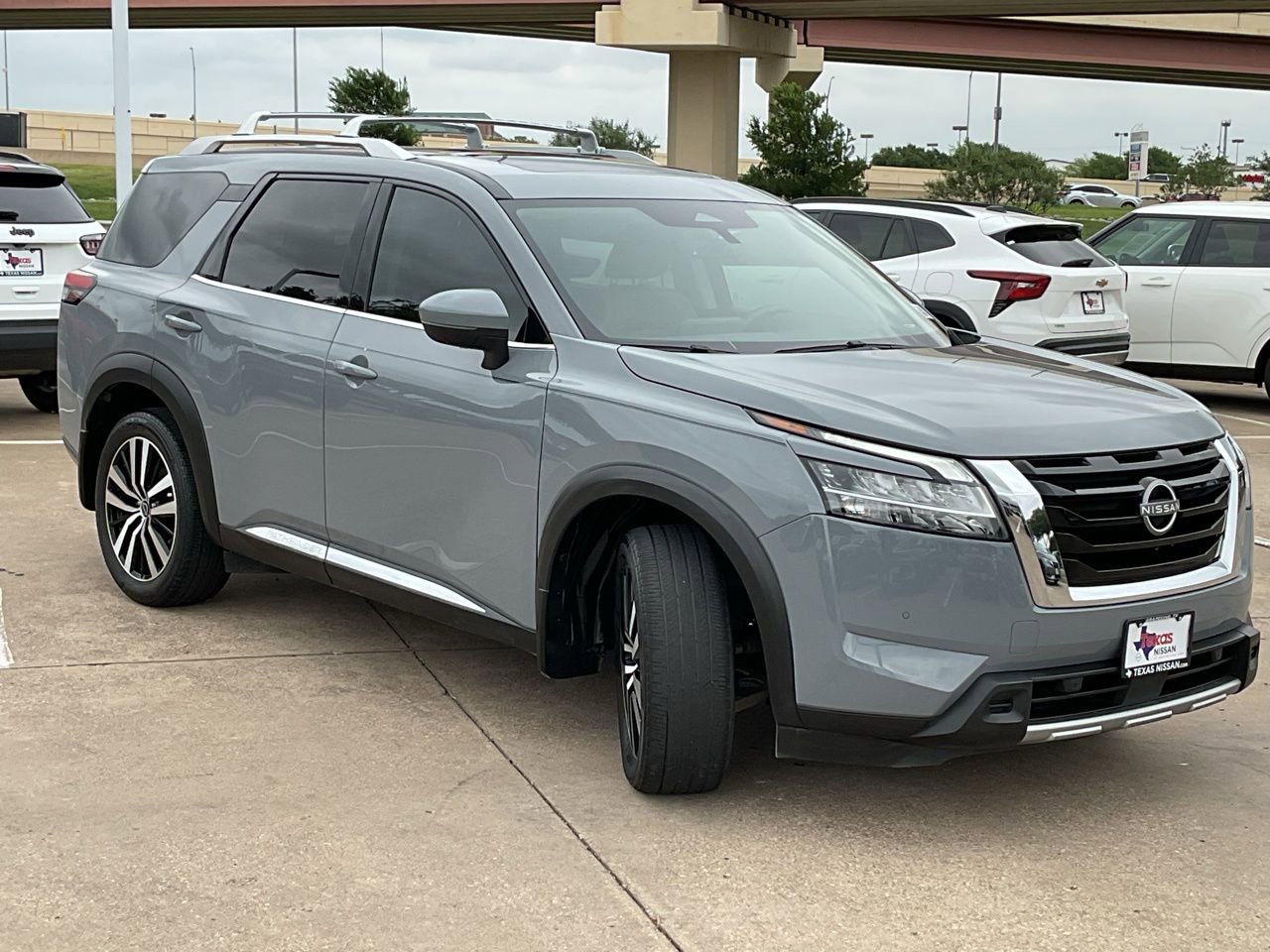 Used 2024 Nissan Pathfinder Platinum image 4