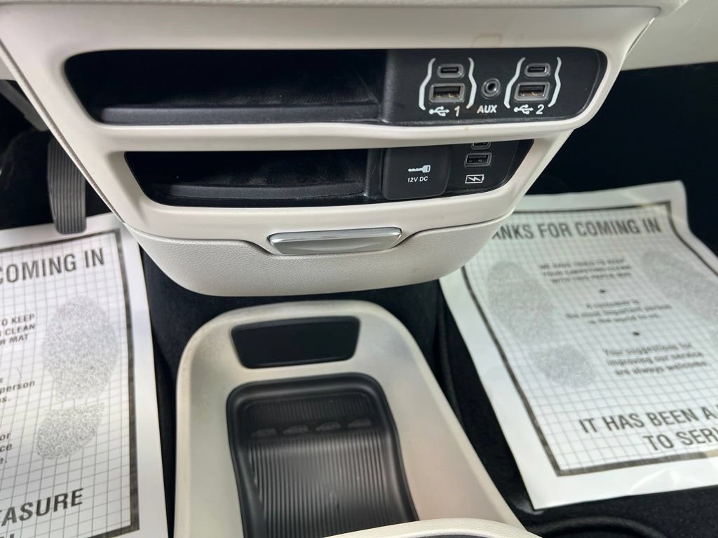 Used 2022 Chrysler Pacifica Touring-L FWD image 32