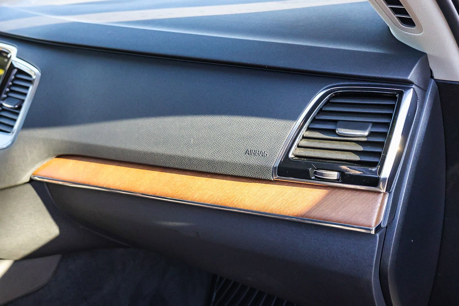 Used 2025 Volvo XC90 B5 Plus w/ Protection Package Premier image 18