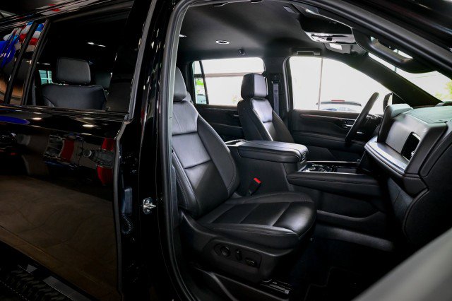 Used 2025 Chevrolet Suburban Z71 AWD/4WD image 29