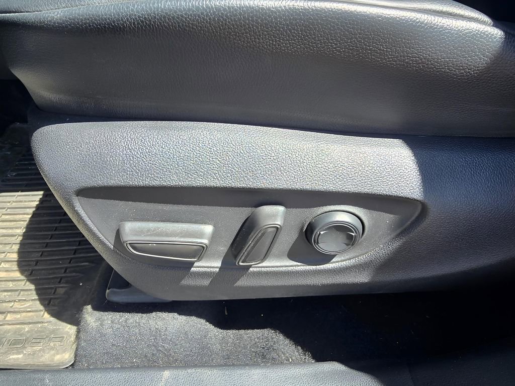 Used 2021 Toyota Highlander XLE AWD/4WD image 21