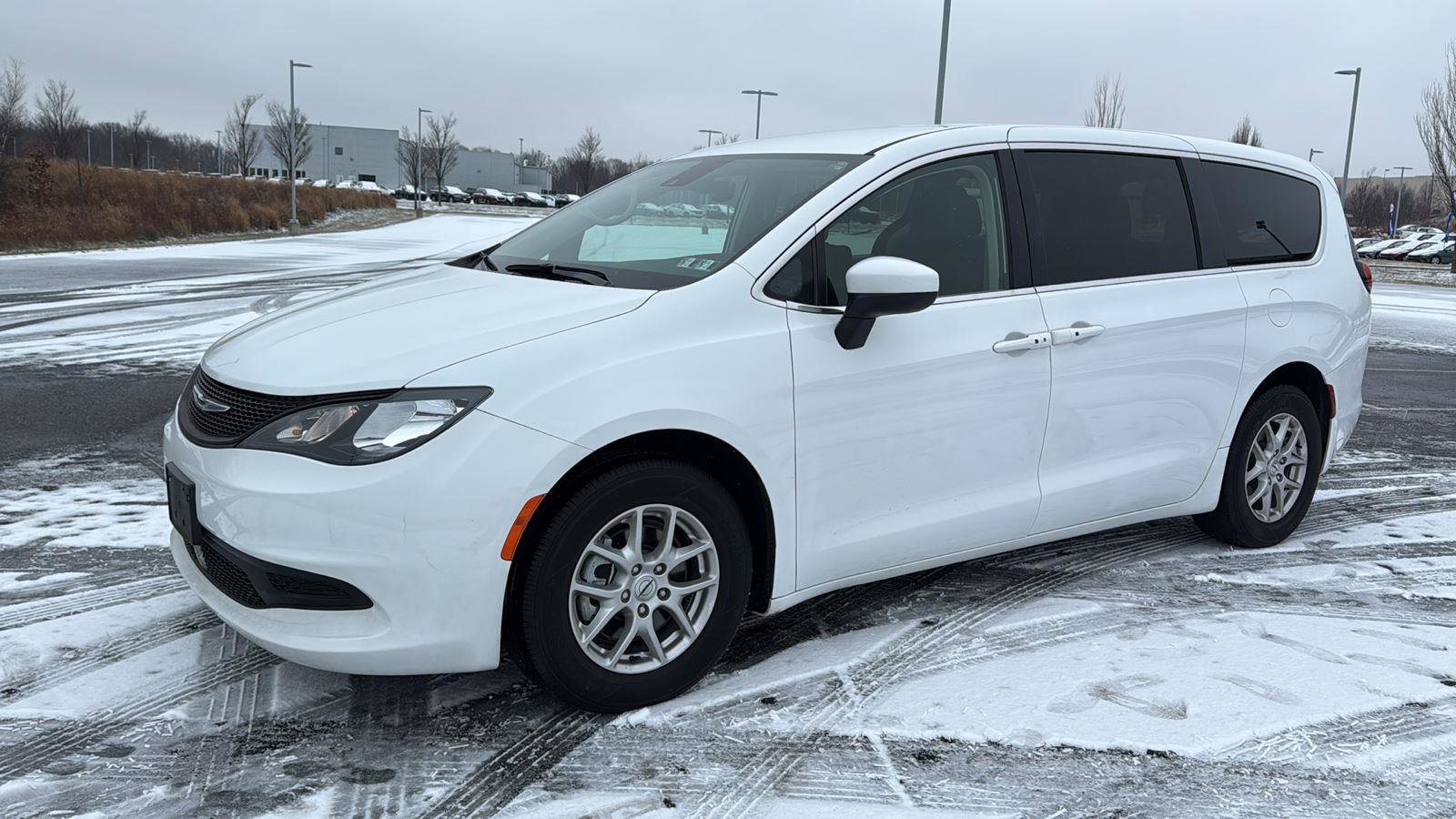 Used 2023 Chrysler Voyager LX image 13