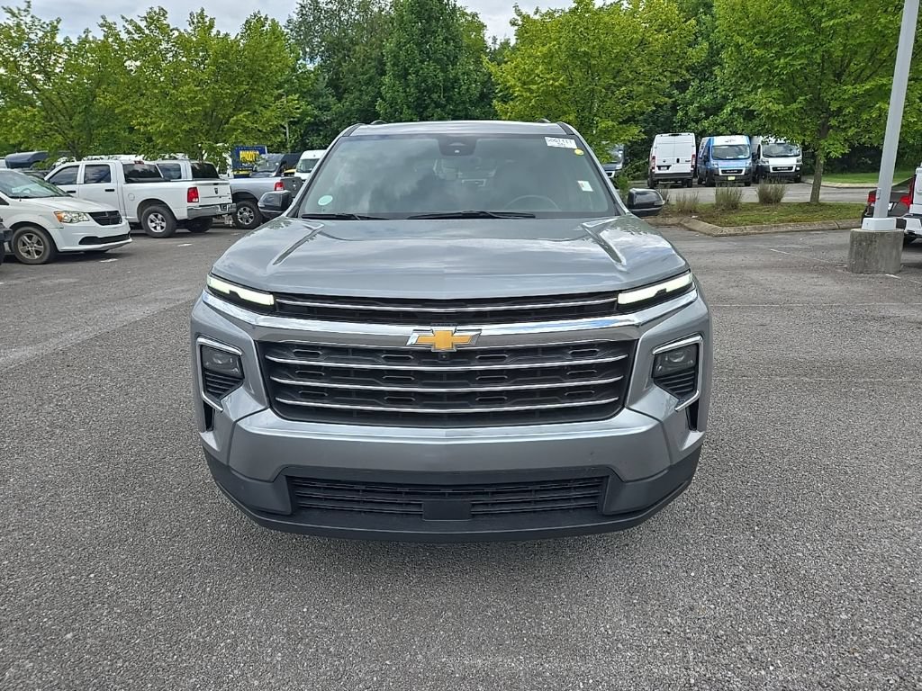 Used 2024 Chevrolet Traverse LT FWD image 2