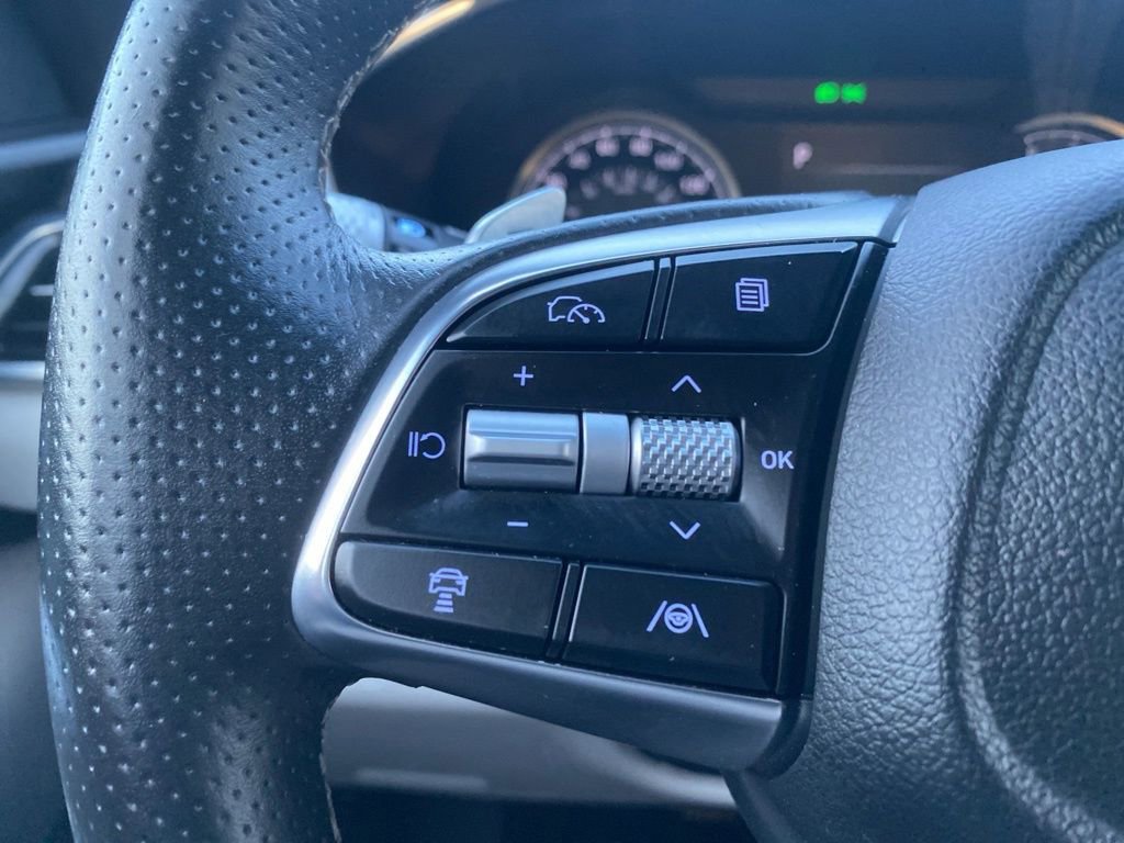 Used 2025 Genesis G70 2.5T image 16