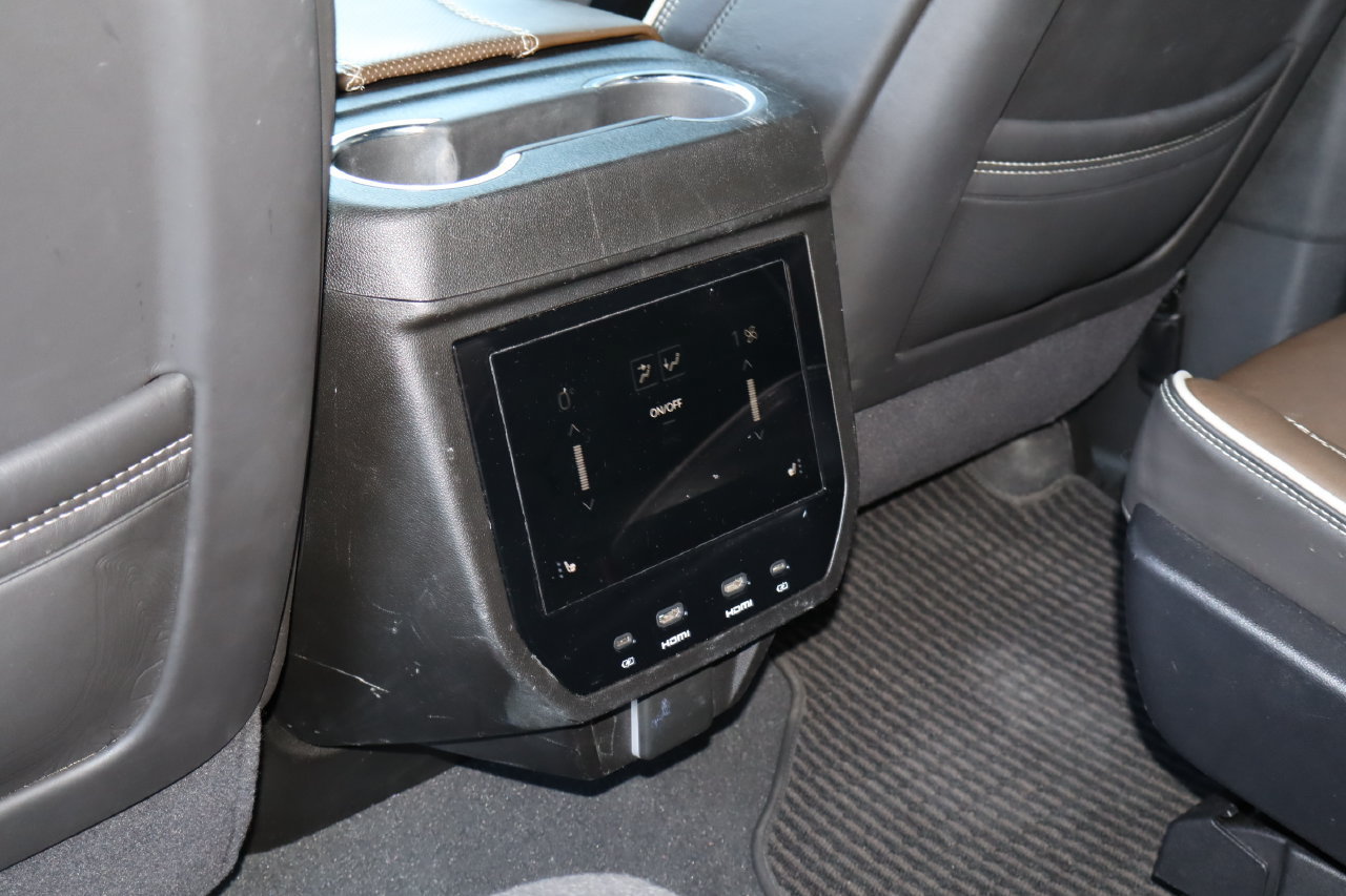 Used 2025 GMC Yukon Denali Ultimate AWD/4WD image 24