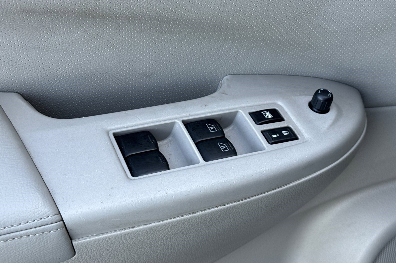 Used 2012 Nissan Quest SV FWD image 14