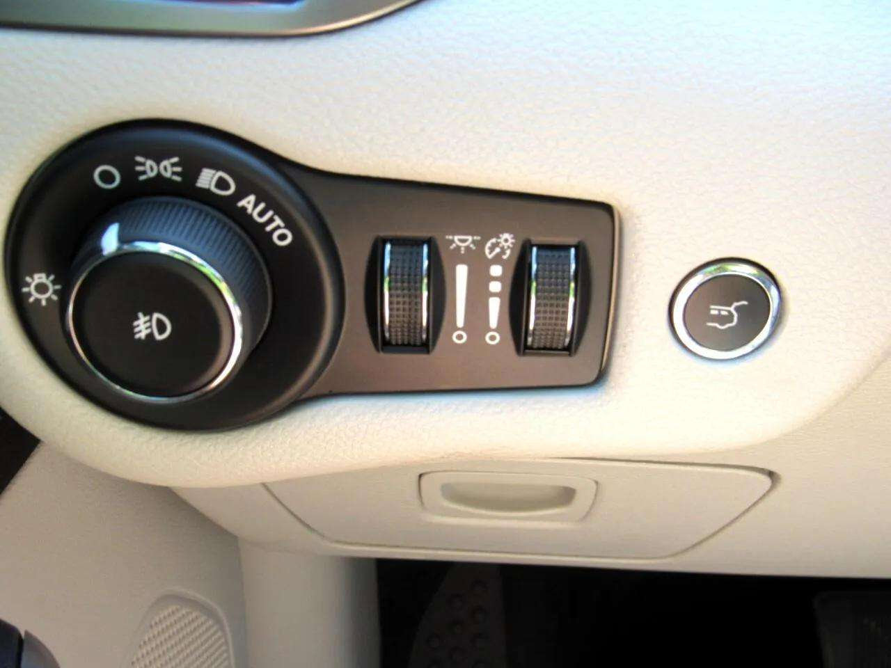 Used 2020 Jeep Cherokee Latitude Plus w/ Comfort/Convenience Group image 18