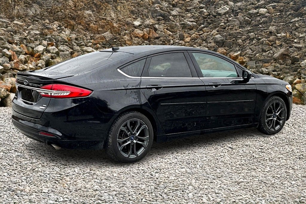 Used 2018 Ford Fusion SE w/ Equipment Group 201A image 2