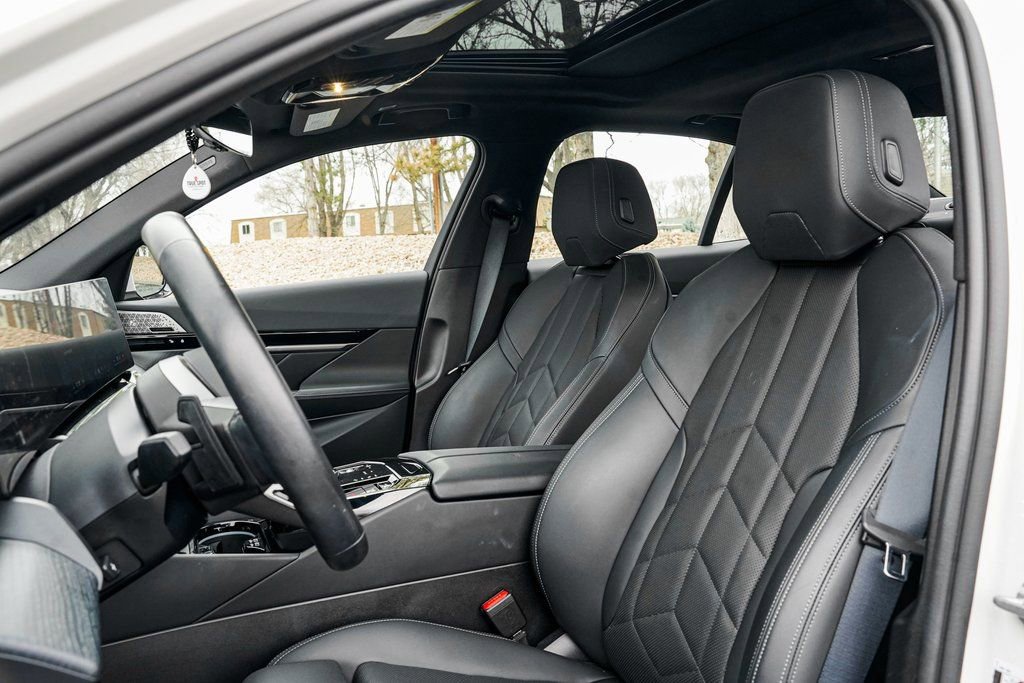 Certified 2025 BMW 530i xDrive w/ M Sport Package AWD/4WD image 16