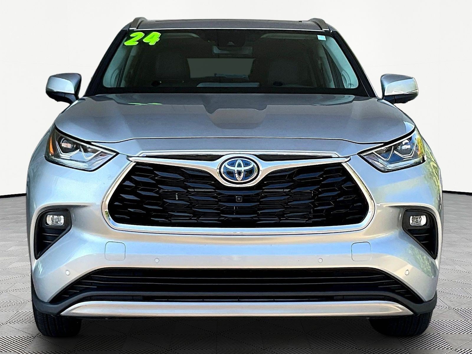 Used 2024 Toyota Highlander Platinum AWD/4WD image 2