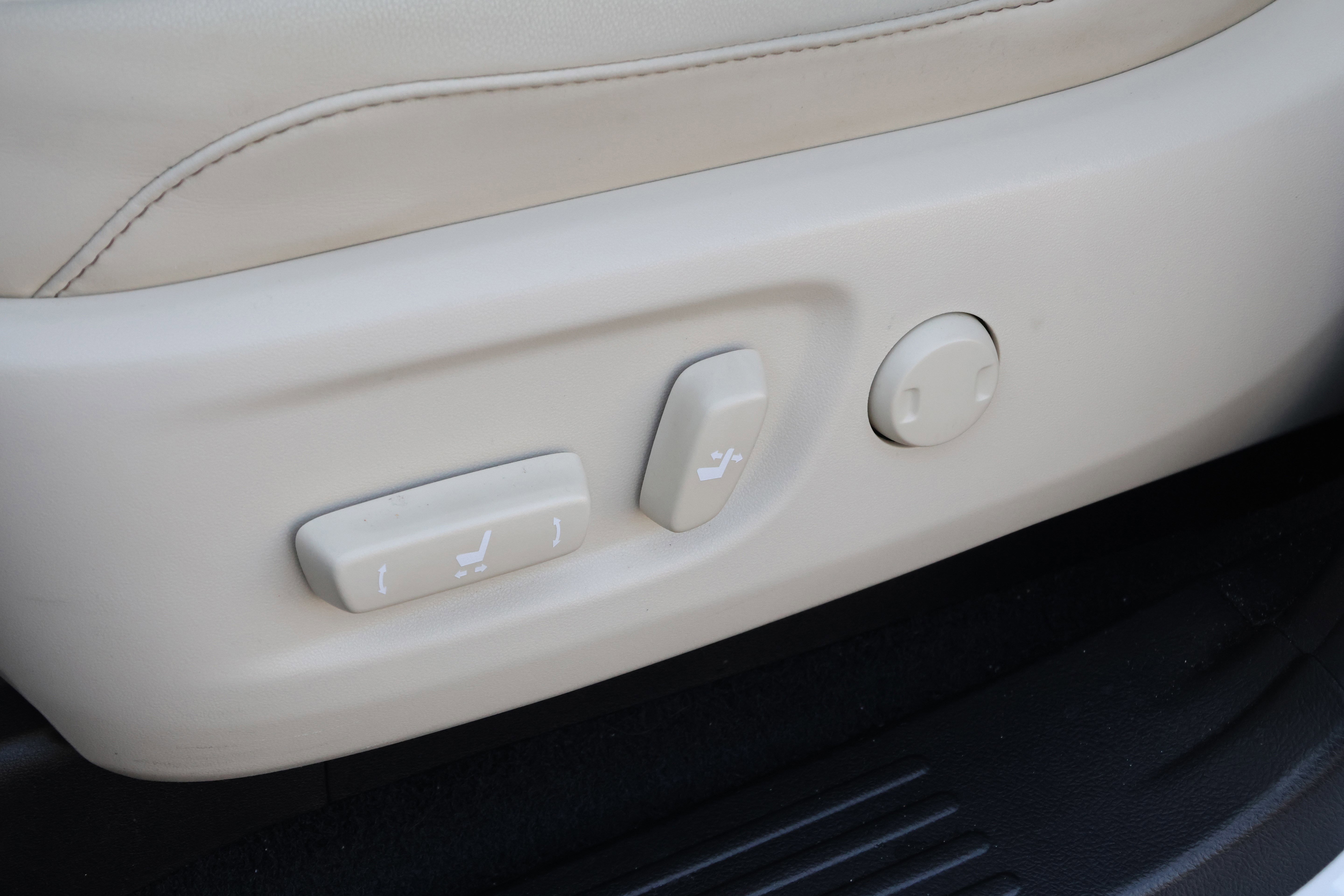 Used 2023 Lexus GX 460 Premium w/ Accessory Package AWD/4WD image 33