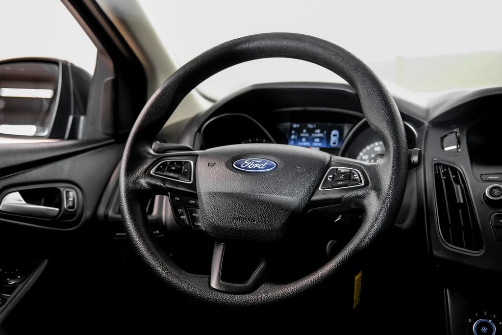 Used 2018 Ford Focus SE w/ SE Appearance Package FWD image 16