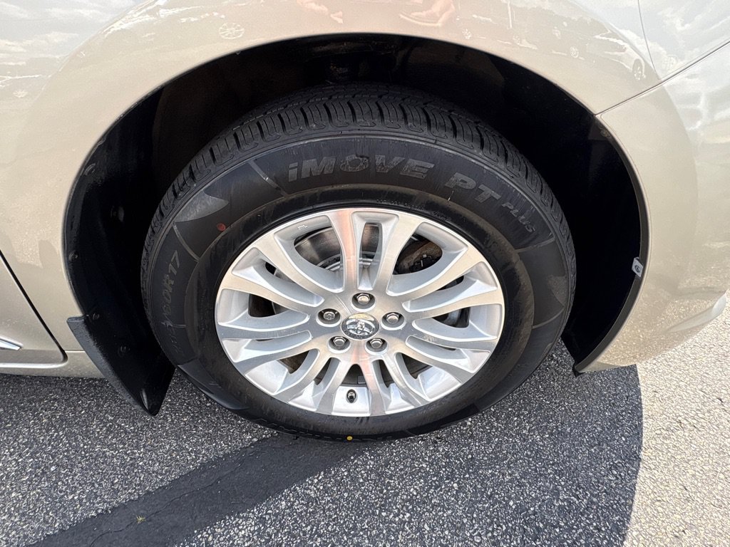 Used 2017 Toyota Sienna XLE w/ XLE Navigation Package FWD image 20