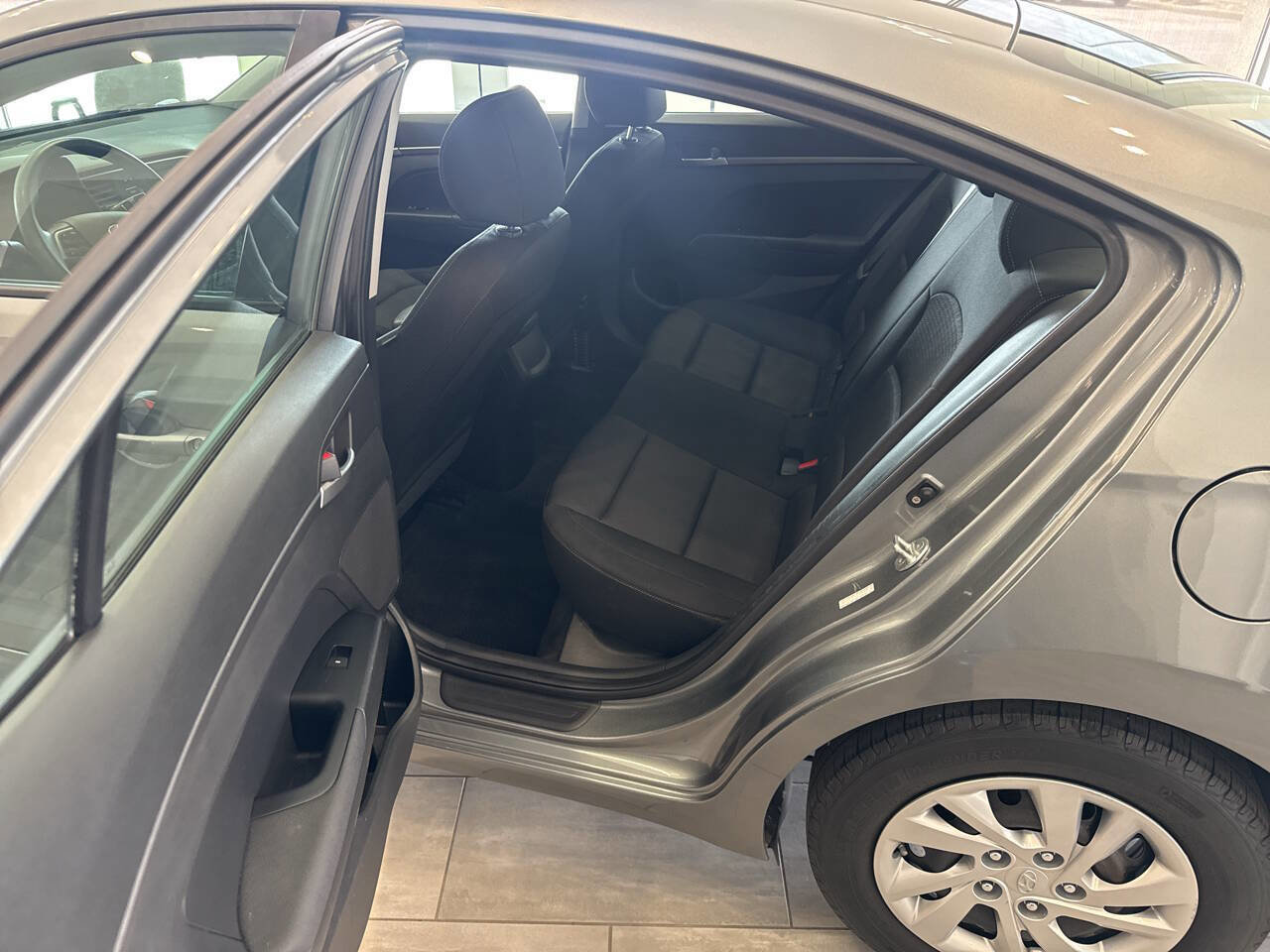 Used 2018 Hyundai Elantra SE FWD image 26