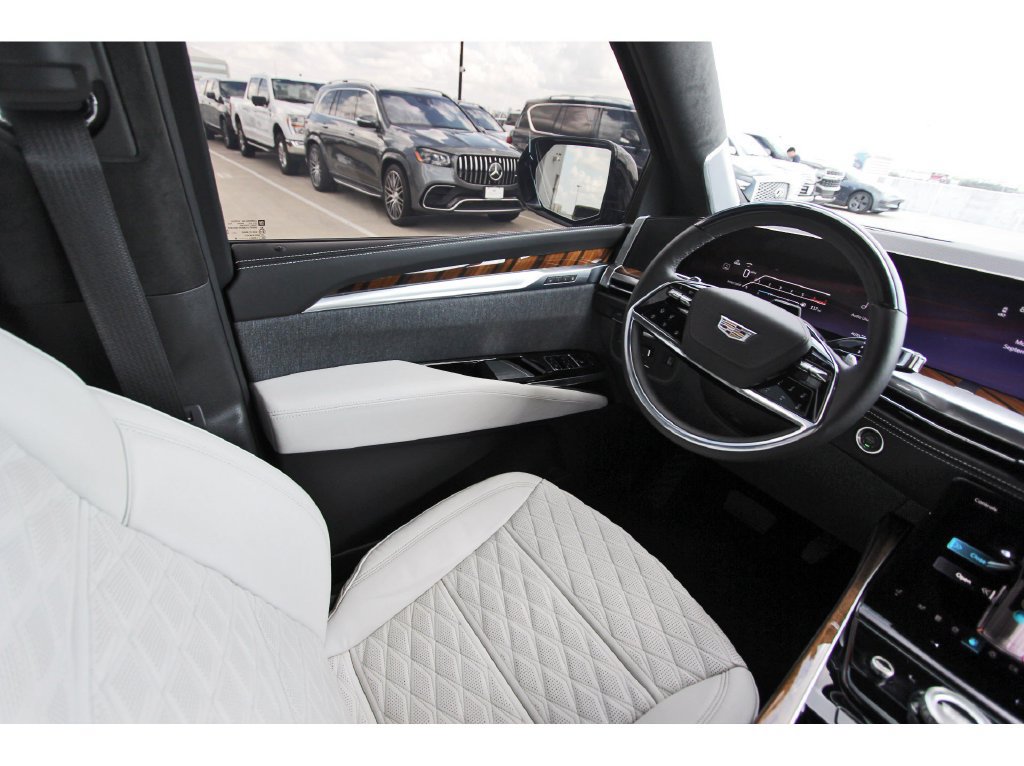Certified 2026 Cadillac Escalade Platinum Sport w/ LPO, ONYX Package AWD/4WD image 8