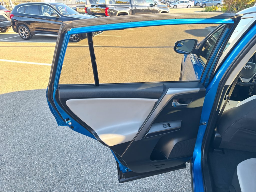 Used 2016 Toyota RAV4 XLE AWD/4WD image 40