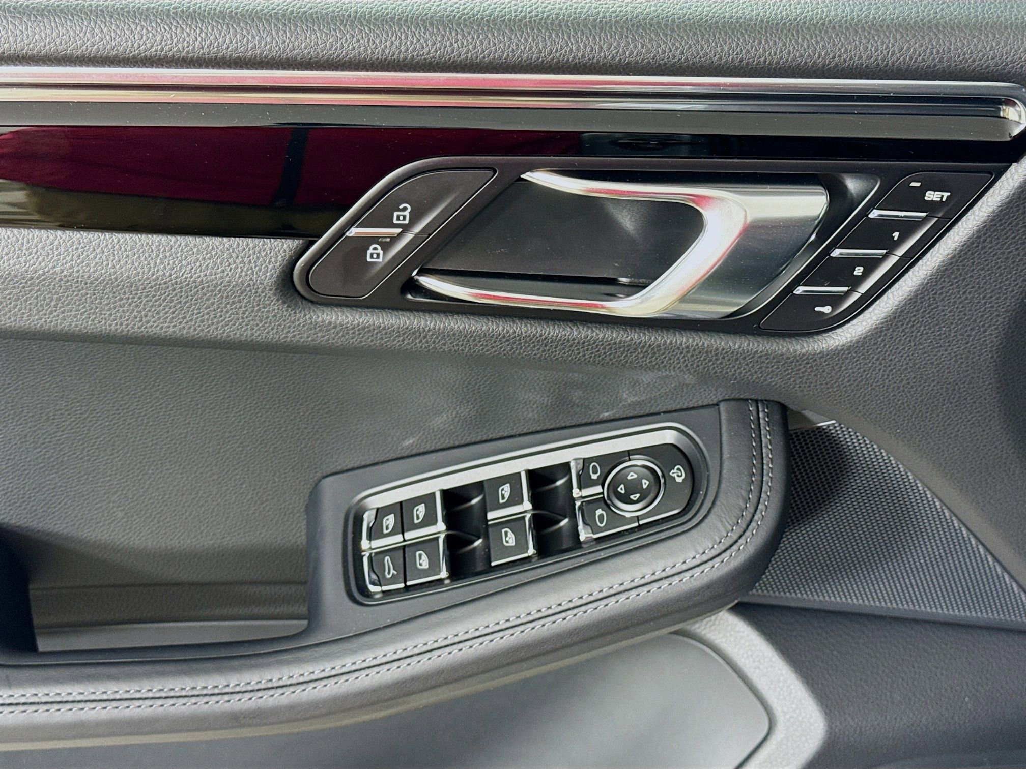 Certified 2026 Porsche Macan image 11