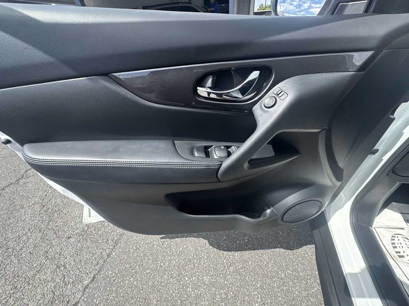 Used 2020 Nissan Rogue SV FWD image 13