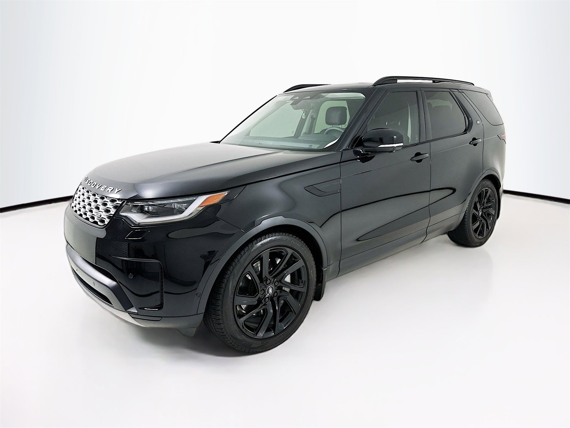 Used 2024 Land Rover Discovery S image 3