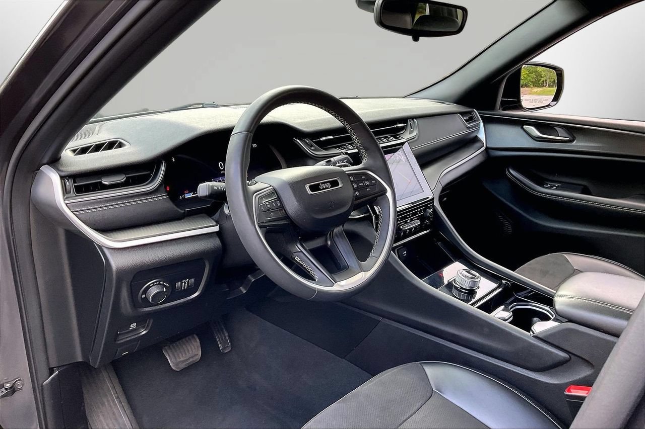 Used 2023 Jeep Grand Cherokee Altitude AWD/4WD image 19