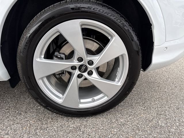 Certified 2025 Audi Q5 Prestige image 9
