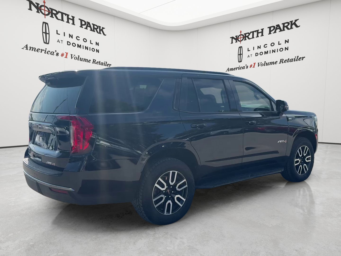 Used 2024 GMC Yukon AT4 w/ Technology Package AWD/4WD image 5