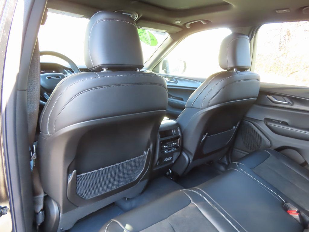 New 2025 Jeep Grand Cherokee Altitude image 21