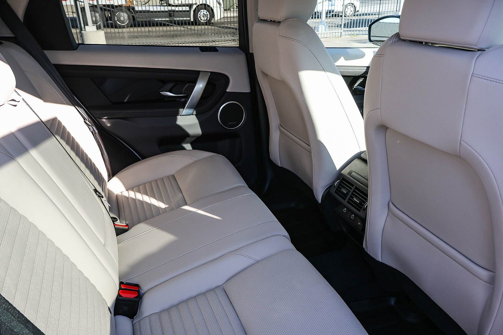 Used 2025 Land Rover Discovery Sport S image 21